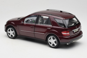 Mercedes ML W164 Red Metallic Minichamps 1:18 150034500 Métal Moulé — image 7 sur 8