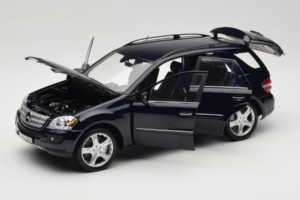 Mercedes ML W164 Tanzanite Blue Édition Concessionnaire Minichamps 1:18 B66962322 Métal Moulé — image 2 sur 8