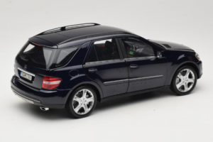 Mercedes ML W164 Tanzanite Blue Édition Concessionnaire Minichamps 1:18 B66962322 Métal Moulé — image 3 sur 8