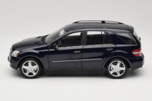 Mercedes ML W164 Tanzanite Blue Édition Concessionnaire Minichamps 1:18 B66962322 Métal Moulé — image 4 sur 8