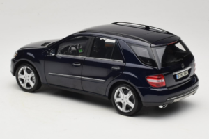 Mercedes ML W164 Tanzanite Blue Édition Concessionnaire Minichamps 1:18 B66962322 Métal Moulé — image 7 sur 8