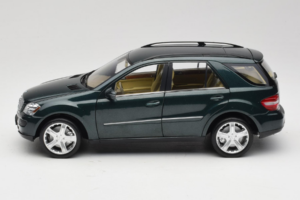 Mercedes ML W164 Green Metallic Minichamps 1:18 150034502 Métal Moulé — image 4 sur 8