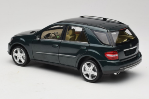 Mercedes ML W164 Green Metallic Minichamps 1:18 150034502 Métal Moulé — image 7 sur 8