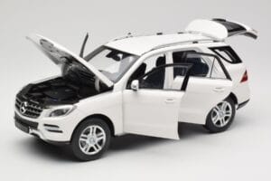 Mercedes ML W166 Blanc Minichamps 1:18 100030101 Métal Moulé — image 2 sur 8