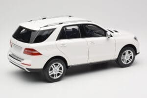 Mercedes ML W166 Blanc Minichamps 1:18 100030101 Métal Moulé — image 3 sur 8