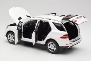 Mercedes ML W166 Blanc Minichamps 1:18 100030101 Métal Moulé — image 5 sur 8
