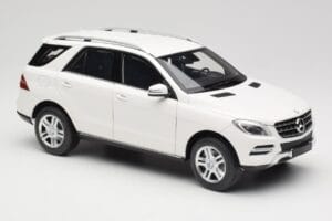 Mercedes ML W166 Blanc Minichamps 1:18 100030101 Métal Moulé — image 6 sur 8