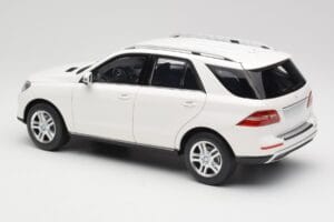 Mercedes ML W166 Blanc Minichamps 1:18 100030101 Métal Moulé — image 7 sur 8