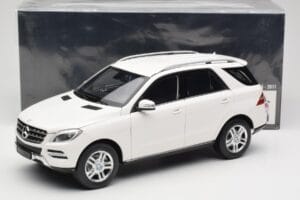 Mercedes ML W166 Blanc Minichamps 1:18 100030101 Métal Moulé — image 8 sur 8