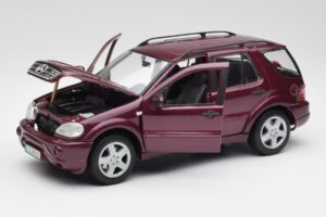 Mercedes ML55 AMG W163 Violet Maisto 1:18 31876 Métal Moulé — image 2 sur 8