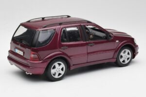 Mercedes ML55 AMG W163 Violet Maisto 1:18 31876 Métal Moulé — image 3 sur 8