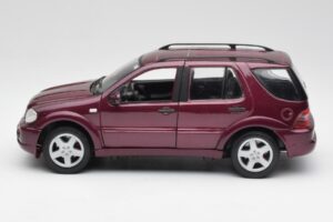 Mercedes ML55 AMG W163 Violet Maisto 1:18 31876 Métal Moulé — image 4 sur 8