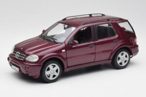 Mercedes ML55 AMG W163 Violet Maisto 1:18 31876 Métal Moulé