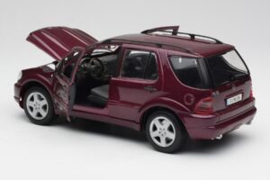 Mercedes ML55 AMG W163 Violet Maisto 1:18 31876 Métal Moulé — image 5 sur 8