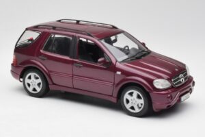 Mercedes ML55 AMG W163 Violet Maisto 1:18 31876 Métal Moulé — image 6 sur 8