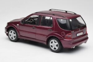 Mercedes ML55 AMG W163 Violet Maisto 1:18 31876 Métal Moulé — image 7 sur 8