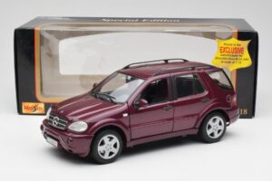 Mercedes ML55 AMG W163 Violet Maisto 1:18 31876 Métal Moulé — image 8 sur 8