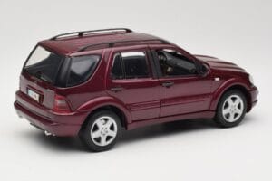 Mercedes ML55 AMG W163 Rouge Maisto 1:18 50348 Métal Moulé — image 3 sur 8