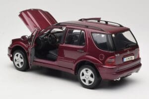 Mercedes ML55 AMG W163 Rouge Maisto 1:18 50348 Métal Moulé — image 5 sur 8