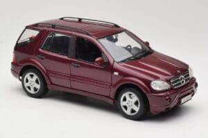 Mercedes ML55 AMG W163 Rouge Maisto 1:18 50348 Métal Moulé — image 6 sur 8