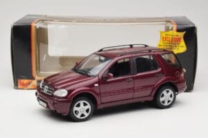Mercedes ML55 AMG W163 Rouge Maisto 1:18 50348 Métal Moulé — image 8 sur 8