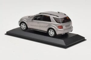 Mercedes ML63 AMG W164 Gris Métallique Minichamps 1:43 400034570 Métal Moulé — image 3 sur 4