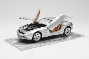 Mercedes SLR Vision Argent Édition Limitée Avec Socle en Aluminium Bburago 1:18 B66962102 Métal Moulé — image 2 sur 8