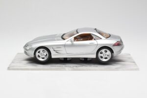 Mercedes SLR Vision Argent Édition Limitée Avec Socle en Aluminium Bburago 1:18 B66962102 Métal Moulé — image 4 sur 8