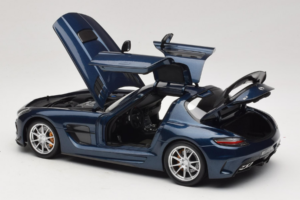 Mercedes SLS AMG Black Series Daytona Blue Metallic Minichamps 1:18 110033026 Métal Moulé — image 5 sur 8