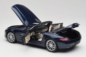 Mercedes SLS AMG R197 Roadster South Seas Bleu Minichamps 1:18 100039031 Métal Moulé — image 5 sur 8