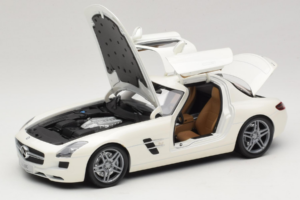 Mercedes SLS AMG Designo Mystic White Museum Edition Minichamps 1:18 B66055551 Métal Moulé — image 2 sur 8