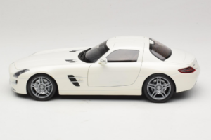 Mercedes SLS AMG Designo Mystic White Museum Edition Minichamps 1:18 B66055551 Métal Moulé — image 4 sur 8