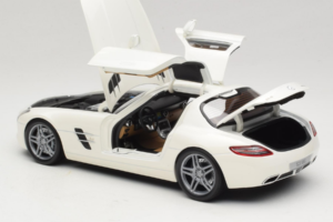 Mercedes SLS AMG Designo Mystic White Museum Edition Minichamps 1:18 B66055551 Métal Moulé — image 5 sur 8