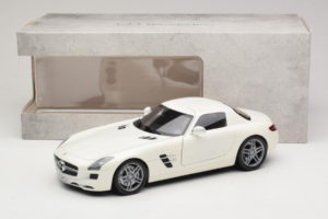 Mercedes SLS AMG Designo Mystic White Museum Edition Minichamps 1:18 B66055551 Métal Moulé — image 8 sur 8