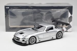 Mercedes SLS AMG GT3 C197 Street Argent Minichamps 1:18 151113100 Métal Moulé — image 6 sur 6