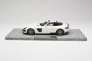 Mercedes Brabus SLS AMG 700 Biturbo Roadster Pearl Blanc Minichamps 1:18 107032130 Métal Moulé — image 3 sur 6