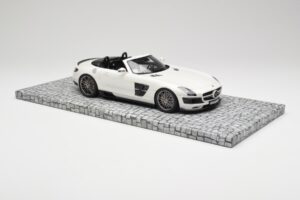 Mercedes Brabus SLS AMG 700 Biturbo Roadster Pearl Blanc Minichamps 1:18 107032130 Métal Moulé — image 4 sur 6