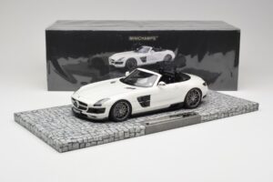 Mercedes Brabus SLS AMG 700 Biturbo Roadster Pearl Blanc Minichamps 1:18 107032130 Métal Moulé — image 6 sur 6