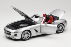 Mercedes SLS AMG Roadster Iridium Argent Minichamps 1:18 B66960078 Métal Moulé — image 2 sur 8