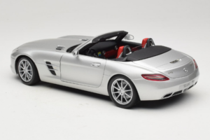 Mercedes SLS AMG Roadster Iridium Argent Minichamps 1:18 B66960078 Métal Moulé — image 7 sur 8
