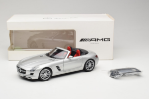 Mercedes SLS AMG Roadster Iridium Argent Minichamps 1:18 B66960078 Métal Moulé — image 8 sur 8