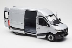 Mercedes Sprinter W907 Argent Norev 1:18 183424 Métal Moulé — image 5 sur 8