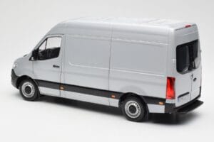 Mercedes Sprinter W907 Argent Norev 1:18 183424 Métal Moulé — image 7 sur 8