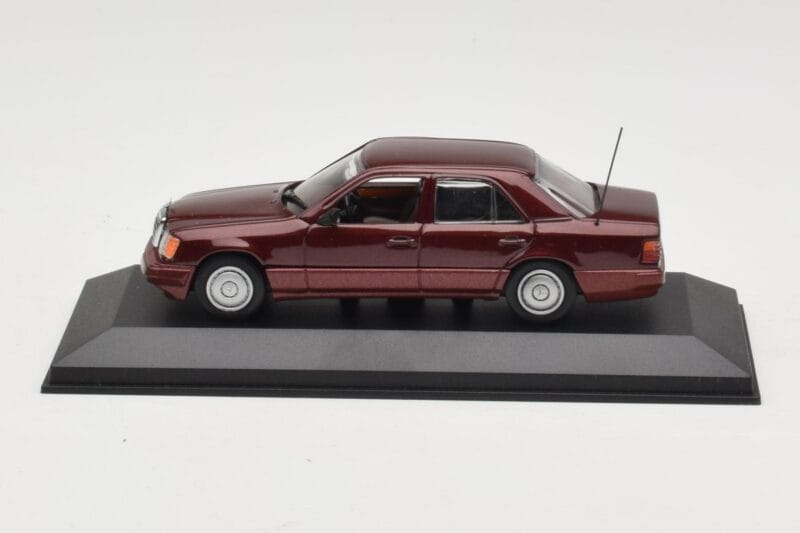 Mercedes W124 Dark Red Metallic Minichamps 1:43 Mercedes W124 Dark Red Metallic Minichamps 1:43 MB002 Métal Moulé