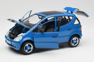 Mercedes A-Class W168 Azure Bleu Maisto 1:18 50311 Métal Moulé — image 2 sur 8