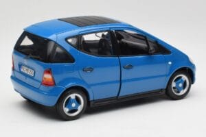 Mercedes A-Class W168 Azure Bleu Maisto 1:18 50311 Métal Moulé — image 3 sur 8