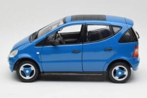 Mercedes A-Class W168 Azure Bleu Maisto 1:18 50311 Métal Moulé — image 4 sur 8