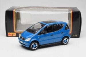 Mercedes A-Class W168 Azure Bleu Maisto 1:18 50311 Métal Moulé — image 8 sur 8