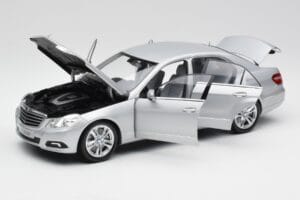 Mercedes Classe E W212 Avantgarde Iridium Argent Peinture Édition 2 Minichamps 1:18 B66960212-D2 Métal Moulé — image 2 sur 11