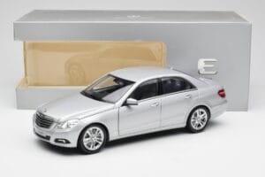 Mercedes Classe E W212 Avantgarde Iridium Argent Peinture Édition 2 Minichamps 1:18 B66960212-D2 Métal Moulé — image 11 sur 11
